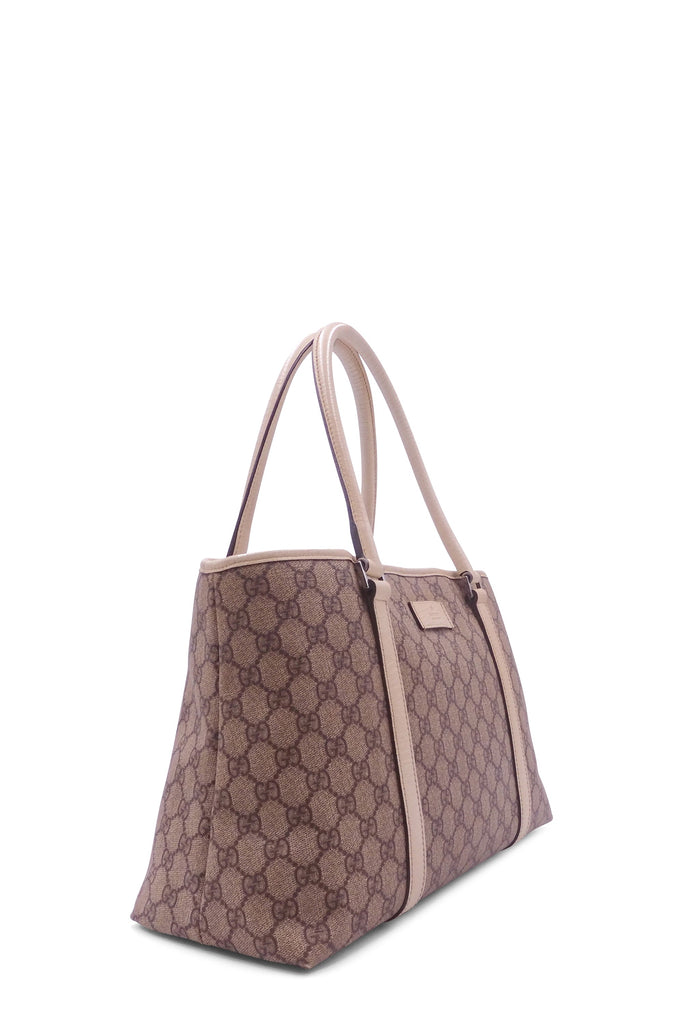 Woman carrying a big Gucci bag | Women handbags, Bags, Gucci handbags